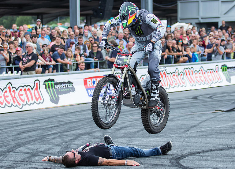 Stunt-Show auf zwei Rädern bei Bike &amp; Music in Geiselwind: Was normale Motorradfahrer besser nicht nachmachen sollten.
