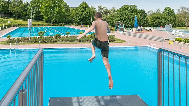 An diesem Wochenende locken die heißen Temperaturen ins Freibad - wie hier am Dallenberg in Würzburg. Doch was kostet der Sprung ins kühle Nass und welche Ermäßigungen werden angeboten?&nbsp;