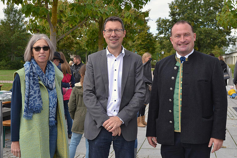Die Organisatoren vom Kinderschutzbund Daniela Schönig und Manfred Warmuth (Mitte) von der SKD BKK Krankenkasse und Grafenrheinfelds Bürgermeister Christian Keller. Die Organisatoren vom Kinderschutzbund Daniela Schönig und Manfred Warmuth (Mitte) von der SKD BKK Krankenkasse und Grafenrheinfelds Bürgermeister Christian Keller.