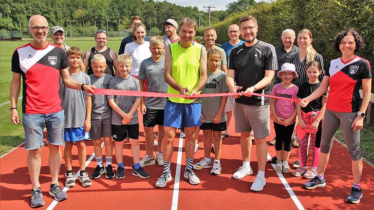 Eine neue Tartanbahn erhielt das Sportzentrum des TSV/DJK Wiesentheid diesen Sommer. Darüber freuten sich Offizielle, wie auch Mitglieder.