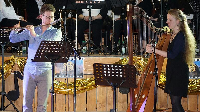 Daniela Heiderich an der Harfe und Jonathan Weiss an der Querflöte beim Frühjahrskonzert.