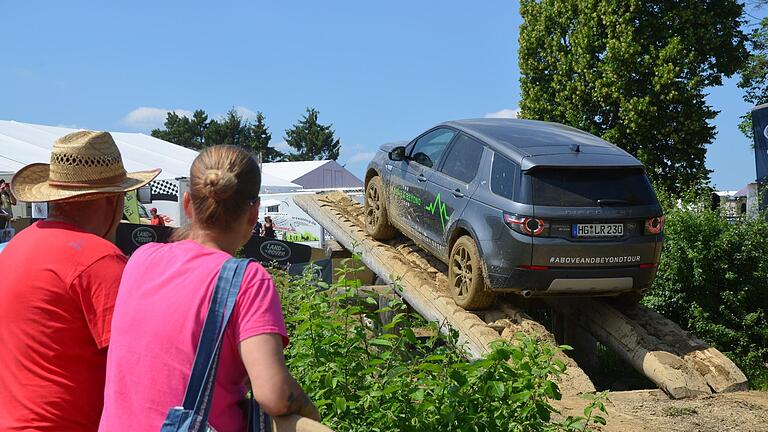 Wenn schon  die große 'Einmal-um-die Welttour' im eigenen Offroader für viele ein Traum bleiben muss, so  kann man bei der Offroadmesse Abenteuer und Allrad in Bad Kissingen wenigstens einmal durch Schlammlöcher und über die Wippe fahren. Peter Rauch       -  Wenn schon  die große 'Einmal-um-die Welttour' im eigenen Offroader für viele ein Traum bleiben muss, so  kann man bei der Offroadmesse Abenteuer und Allrad in Bad Kissingen wenigstens einmal durch Schlammlöcher und über die Wippe fahren. Peter Rauch