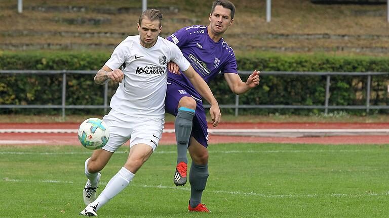 Karlburgs Marvin Schramm (links) wird vom Bamberger Nicolas Görtler, Torschütze zum 1:0, verfolgt.