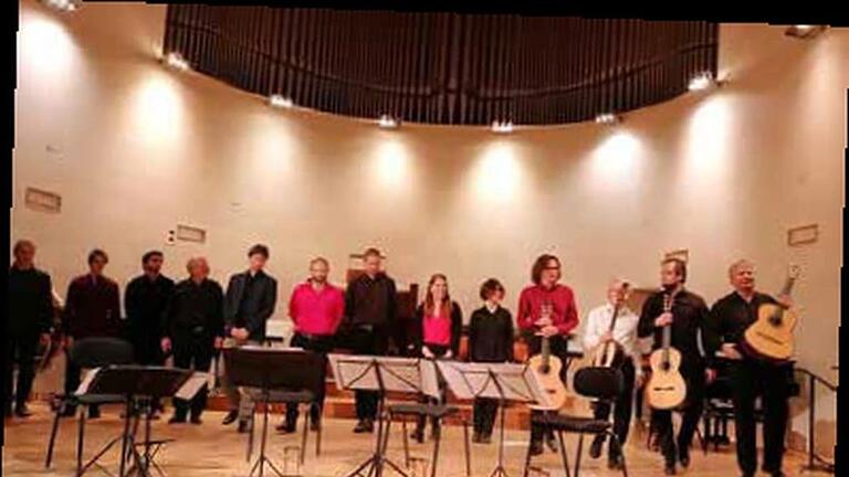 Die Gitarrenklasse von  Jürgen Ruck (Hochschule für Musik Würzburg) präsentiert mit dem Solisten Moritz Beck  auf klassischen Gitarren ein spannendes und abwechslungsreiches Programm. Foto: Bettina Schmidt       -  Die Gitarrenklasse von  Jürgen Ruck (Hochschule für Musik Würzburg) präsentiert mit dem Solisten Moritz Beck  auf klassischen Gitarren ein spannendes und abwechslungsreiches Programm. Foto: Bettina Schmidt