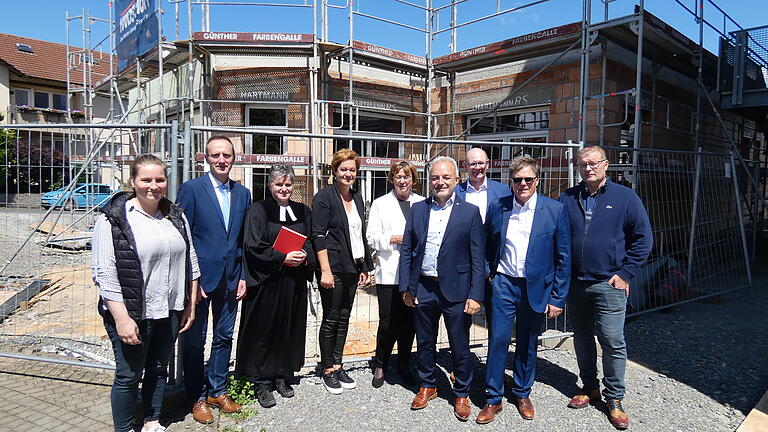 Tagespflegeplätze entstehen im Erweiterungsbau des Hans-Weinberger-Hauses in Zeil. Das Richtfest feierten (von links): Architektin Anna Hallmeyer, stellvertretender Landrat Michael Ziegler, Pfarrerin Claudia Winterstein, Einrichtungsleiterin Hilde Hückmann, stellvertretende AWO-Bezirksvorsitzende Irene Görgner, AWO-Bezirksgeschäftsführer Martin Ulses, Bürgermeister Thomas Stadelmann sowie Gunnar Hiller und Mario Söllner von der Bauträgerfirma Söllner.