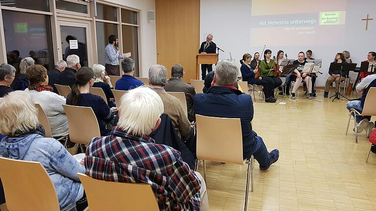 Pfarrer Sebastian Roth (hinten links), Marktheidenfeld, eröffnet mit Fragen an den Referenten Matthias Rapsch (hinten Mitte) die regionalen Bibeltage.