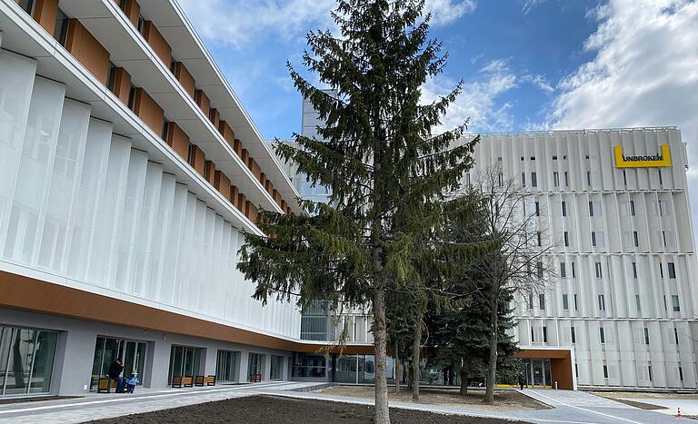 Blick auf einen Teil des Unbroken-Rehabilitationszentrums am Krankenhaus Lwiw, links der mit Spendengeldern aus Würzburg renovierte Trakt. Die beiden oberen Geschosse sind komplett neu. Blick auf einen Teil des Unbroken-Rehabilitationszentrums am Krankenhaus Lwiw, links der mit Spendengeldern aus Würzburg renovierte Trakt. Die beiden oberen Geschosse sind komplett neu.