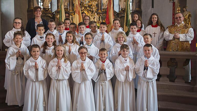 Die im Bistum Würzburg am Weißen Sonntag geplanten Erstkommunion-Feiern sind abgesagt. Sie sollen verschoben werden. Das Bild zeigt die Kommunionkinder 2019 in Großrinderfeld.