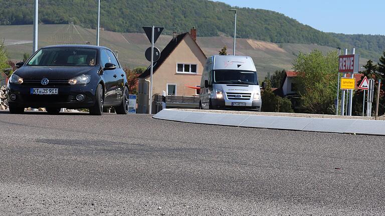 Der Verkehr rollt zwar durch den neuen B8-Kreisel bei Iphofen, aber wegen Mängeln im Fahrbahnbelag nicht so reibungslos wie gewünscht.