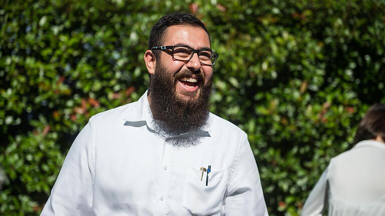 Moaz Hammami hat allen Grund zur Freude. Abitur mit einem Schnitt von 1,7 - eine herausragende Leistung für einen jungen Mann, der erst wenige Jahre in Deutschland lebt, findet man am Bayernkolleg in Schweinfurt. Ob er Arzt wird oder doch Mathematik studiert, da will er sich noch nicht ganz festlegen. Moaz Hammami hat allen Grund zur Freude. Abitur mit einem Schnitt von 1,7 - eine herausragende Leistung für einen jungen Mann, der erst wenige Jahre in Deutschland lebt, findet man am Bayernkolleg in Schweinfurt. Ob er Arzt wird oder doch Mathematik studiert, da will er sich noch nicht ganz festlegen. 