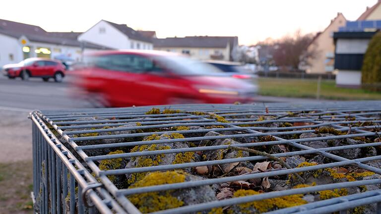 Eine Querungshilfe soll an der Schweinfurter Straße nahe der Einfahrt in die Beethovenstraße entstehen. Viele Bewohner der westlichen Außenstadt nutzen den Bereich, um von den Einkaufsmärkten auf der gegenüberliegenden Seite in ihre Wohngebiete zu wechseln.