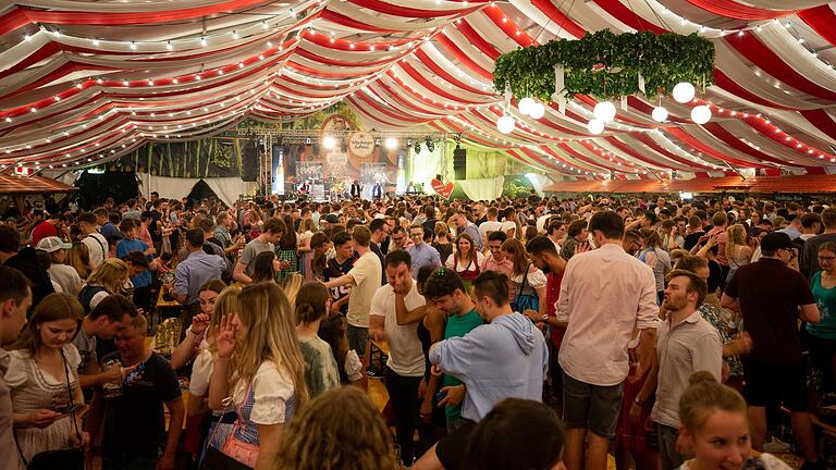 Das Festzelt auf dem Würzburger Kiliani-Volksfest. Der Ballermann-Hit 'Layla' darf dort nicht mehr gespielt werden.