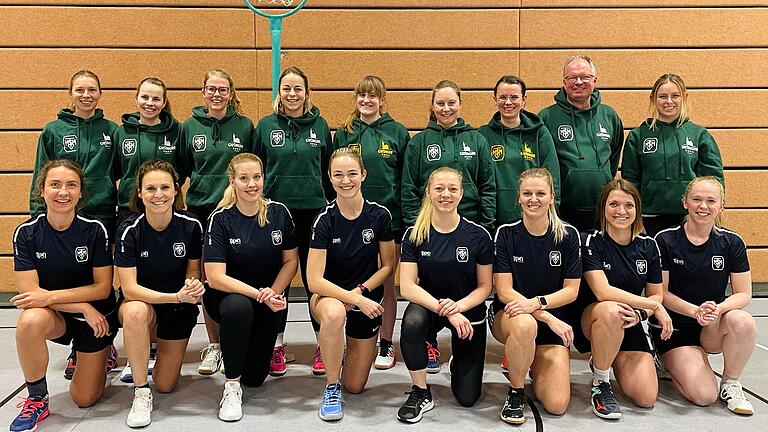 Aus Unterfranken für den TSV Milbertshofen am Ball (vorne von links): Isabel Wehner, Tanja Mantel, Saskia Eilers, Julia Oppel, Astrid Holzberger, Susanna Wetterich, Katrin Mantel, Jana Herbert sowie (hinten, von links): Christina Keller, Franziska Frank, Nina Brech, Luise Roth, Nicole Geyer, Julia Stühler, Saskia Meyer, Trainer Jörk Kohler, Mona Köhler. Es fehlen: Lisa Schöller, Michaela Göb, Hannah Verne, Ramona Künzel&nbsp; und Sina Sauerland.