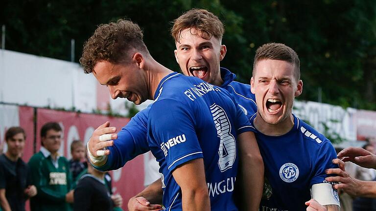 Jubel bei (von links) Lukas Imgrund, Julian Schmidt und Dennie Michel im Hinspiel des FV 04 Würzburg gegen Donaustauf. Imgrund und Michel waren auch im Rückspiel dabei, das die Zellerauer mit 4:1 gewannen. Nachdem die Bayernliga-Partie zuvor zweimal abgesagt worden war, fand sie im dritten Anlauf statt. Jubel bei (von links) Lukas Imgrund, Julian Schmidt und Dennie Michel im Hinspiel des FV 04 Würzburg gegen Donaustauf. Imgrund und Michel waren auch im Rückspiel dabei, das die Zellerauer mit 4:1 gewannen. Nachdem die Bayernliga-Partie zuvor zweimal abgesagt worden war, fand sie im dritten Anlauf statt.