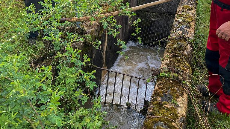 So soll das Abfanggitter des Regeneinlaufs in Obersfeld gewöhnlich aussehen. Ist es verstopft, läuft das Wasser über.