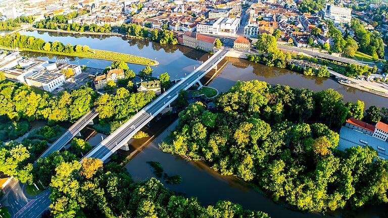 Eine der wichtigsten Infrastrukturmaßnahmen ist der Abriss und Neubau der Maxbrücke in Schweinfurt über den Main. Der OB hält eine dritte Brücke über den Main für unrealistisch.