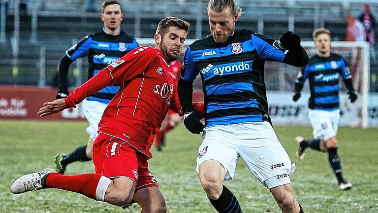 Fussball, Testspiel, FC Würzburger Kickers - FSV Frankfurt       -  Kickers-Angreifer Marco Königs (links) gelang ein Doppelpack gegen den FSV Frankfurt  (rechts Marc Heitmeier).