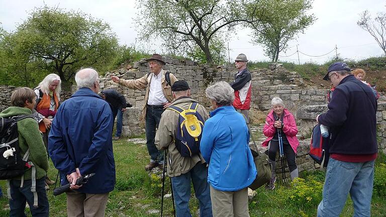 An der ehemaligen Schmiede an der Gemarkungsgrenze zwischen Winterhausen und Goßmannsdorf führt der gemeindeübergreifende Kulturweg vorbei. Paullo Kraus erklärt den Wanderern, wie es an diesem Platz früher zuging.