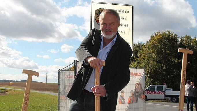 Letzter Spatenstich für Rudolf Gehr als Leiter des Tiefbauamtes am Landratsamt Schweinfurt beim Baubeginn an der Kreisstraße SW 32 von Reinhardshausen nach Sulzdorf. Zum 1. Oktober geht er in den Ruhestand. Letzter Spatenstich für Rudolf Gehr als Leiter des Tiefbauamtes am Landratsamt Schweinfurt beim Baubeginn an der Kreisstraße SW 32 von Reinhardshausen nach Sulzdorf. Zum 1. Oktober geht er in den Ruhestand.