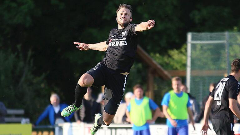 Der Mann des Abends, Thorsten Schlereth, freut sich mit einem Jubelsprung über seinen zweiten Treffer zum zwischenzeitlichen 3:1.