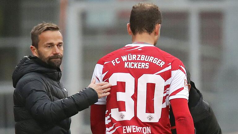 Der ehemalige Würzburger Trainer Michael Schiele (links) zeigte nach dem Sieg seiner Sandhausener über den Ex-Verein Respekt. Der ehemalige Würzburger Trainer Michael Schiele (links) zeigte nach dem Sieg seiner Sandhausener über den Ex-Verein Respekt.