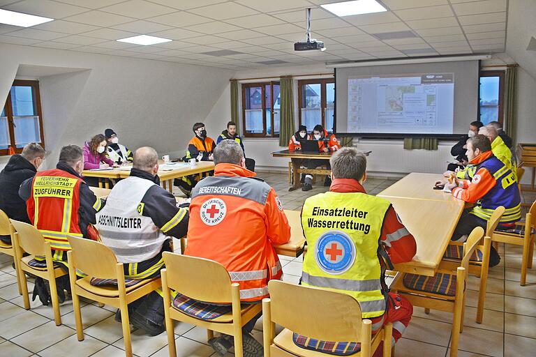 Ein Blick in die Lagebesprechung im Feuerwehrhaus von Stockheim. Ein Blick in die Lagebesprechung im Feuerwehrhaus von Stockheim.