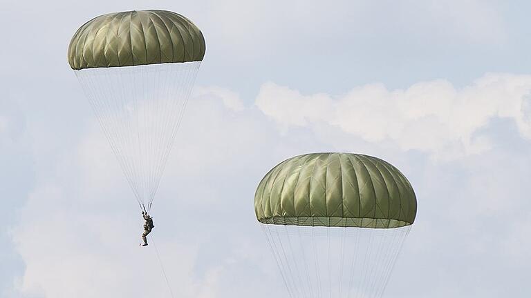 Fallschirmspringer der Bundeswehr üben regelmäßig bei Adelsberg (Archivbild). Fallschirmspringer der Bundeswehr üben regelmäßig bei Adelsberg (Archivbild).