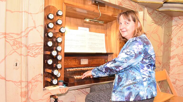 Für Christine Marx ist es ein besonderes Vergnügen, auf einem außergewöhnlichen Instrument wie der Döring-Orgel in der Kirchenburg zu spielen und damit die Ostheimer Orgelwochen einzuleiten. Für Christine Marx ist es ein besonderes Vergnügen, auf einem außergewöhnlichen Instrument wie der Döring-Orgel in der Kirchenburg zu spielen und damit die Ostheimer Orgelwochen einzuleiten.