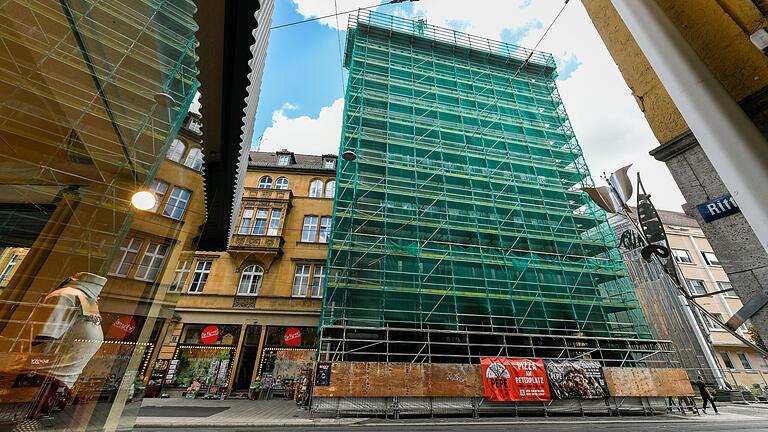 Das Ämterhochhaus in der Würzburger Augustinerstraße soll seit 18 Jahren abgerissen werden. Warum eigentlich?