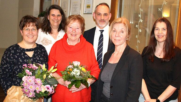 Neuwahlen und Ehrungen standen im Mittelpunkt der Jahreshauptversammlung der Frauen-Union Haßfurt (von links):&nbsp; Vorsitzende Sonja Helas, Schriftführerin Manuela Poeschl- Handwerker, Jubilarin Magda Strätz, CSU-Ortsvorsitzender Christian Schneider, Elvira Biroga (Vorsitzende der Kreis-Frauen-Union) und stellvertretende Vorsitzende Wilma Frey.