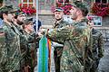 Sechs Teilnehmergeloben mit der Hand auf der Truppenfahne der Infanterieschule.&nbsp;