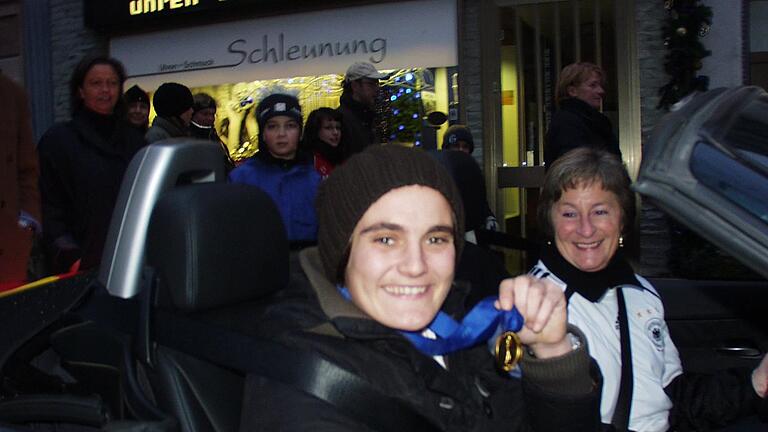 Auch sportliche Erfolge hat Hartmann mit dem ESV gefeiert: zum Beispiel 2007, als ESV-Gewächs Nadine Angerer mit den Fußball-Damen Weltmeisterin wurde. Unser Archivbild zeigt Angerer und Hartmann beim Festzug durch die Altstadt in Hartmanns Cabrio.