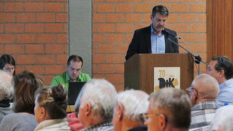 Der Hausener Bürgermeister Bernd Schraud (rechts) und Geschäftsstellenleiter Matthias Schunder (Mitte) informierten über den Sachstand in der Gemeinde Hausen.