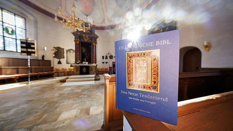 Rund vier Jahre haben viele Freiwillige an der Bibel auf Fränkisch gearbeitet. Die Veröffentlichung erfolgte im Herbst 2024. Rund vier Jahre haben viele Freiwillige an der Bibel auf Fränkisch gearbeitet. Die Veröffentlichung erfolgte im Herbst 2024.