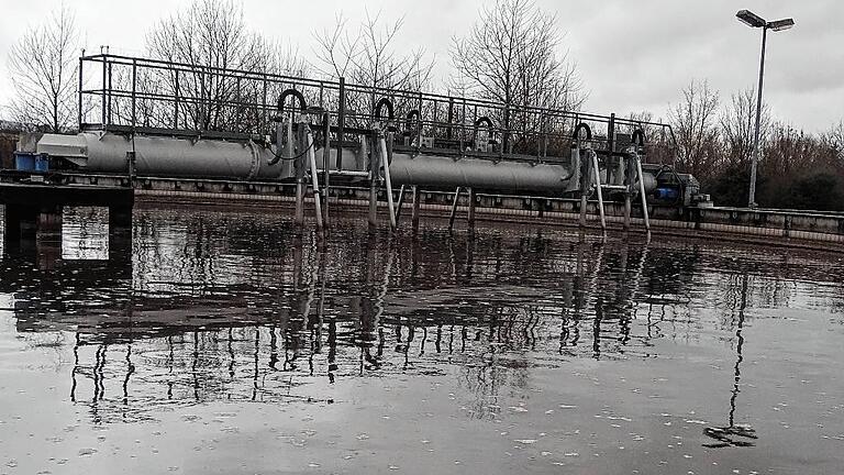 Tag für Tag werden tausende Liter von Wasser in der Eberner Kläranlage gereinigt. Das glasklare Wasser strömt anschließend in die Baunach. Feuchte Toilettentücher machen den Klärwärtern zusätzliche und unnötige Arbeit und verursachen Mehrkosten für alle Nutzer.