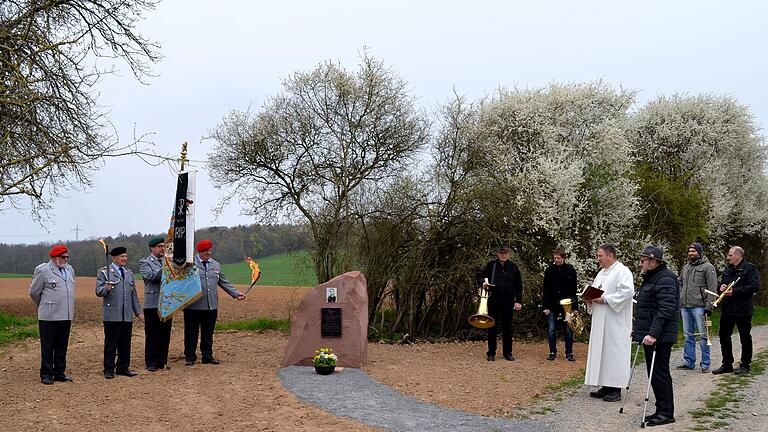 Gedenksteineinweihung in Roden: die Ehrenabordnung der Reservistenkameradschaft Hausen, Pastoralreferent Alexander Wolf, Bürgermeister Otto Dümig und die Rodener Musikanten.