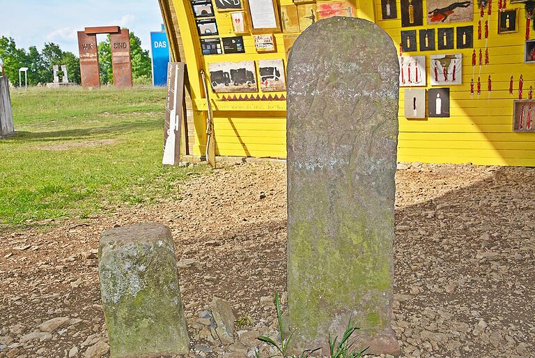 Zwischen diesen beiden Steinen, die laut Inschrift auf der einen Seite das „Königreich Bayern“, auf der anderen Seite den Landkreis Schmalkalden-Meiningen bezeichnen, wurden vor einem viertel Jahrhundert die Urkunden bei der Grundsteinlegung in die Erde versenkt.