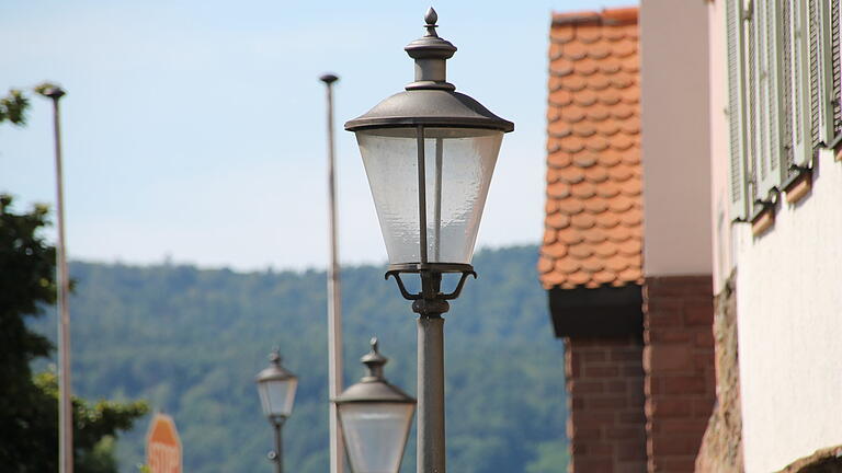 Straßenlampen in der Altstadt von Gemünden.