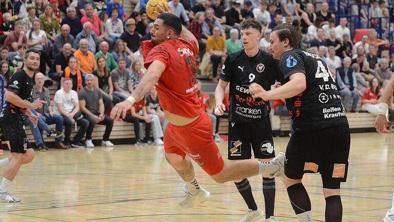 Bernardo Gomes de Almeida (am Ball), beobachtet von den Erlangern Jan Carlos Völcker (Mitte) und Sebastian von der Burg , war mit sieben Treffern gegen den TV Erlangen-Bruck erfolgreichster Werfer seiner Lohrer Mannschaft.