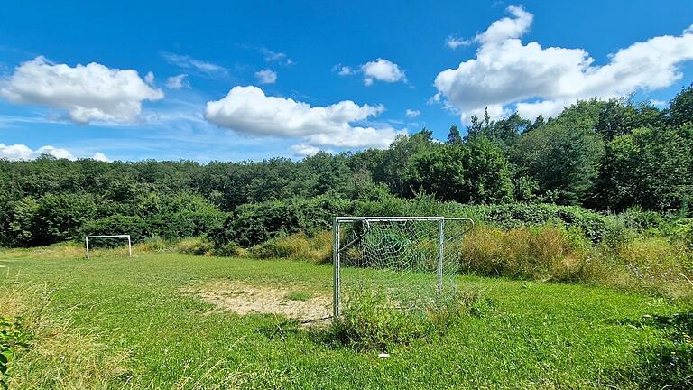 Wo jetzt noch ein Bolzplatz ist, soll ein neuer Kindergarten entstehen. Ein Schenkel des L-förmigen sechsgruppigen Kita-Neubaus verläuft im Westen auf dem Bolzplatzgelände in einer Länge von 65 Metern in zwölf Meter Entfernung zur  Grundstücksgrenze der Wohnbebauung. Der Bolzplatz soll in Querstellung im Hintergrund auf der  Nordseite des Areals neu angelegt werden.