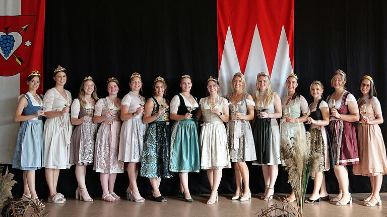 Die Weinhoheiten auf dem Erlenbacher Weinfest: Rebeca Bunzel (Thüngersheim), Hannah Heinrich (Eibelstadt), Maria Schömig (Güntersleben), Lisa Pfister (Retzstadt), Leonie Mair (Homburg), Anna-Loreen Schmitt (Randersacker), Vivien Leutner (Würzburg-Heidingsfeld), Julia Väth (Erlenbach), Anna-Lena Sünkel (Sand am Main), Christina Wille (Taubertal), Emma Ehrenfels (Retzbach), Mathilda Hamann (Kühlsheim), Annabel Füger (Kühlsheim), Rosa Kohlmann (Karlburg).