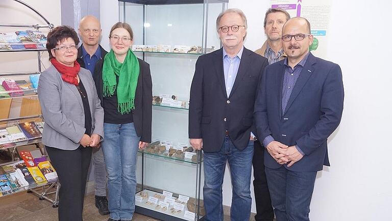 Die Ausstellung ist eröffnet (von links): Erika Klein (Mineralienmuseum Prichsenstadt), Ralf Jobst (Landesamt für Denkmalpflege), Archäologin Julia Daub, Initiator Hermann Beetz, Bertram Schulz (Stadtmuseum Gerolzhofen) und Bürgermeister René Schlehr, freuen sich darüber.