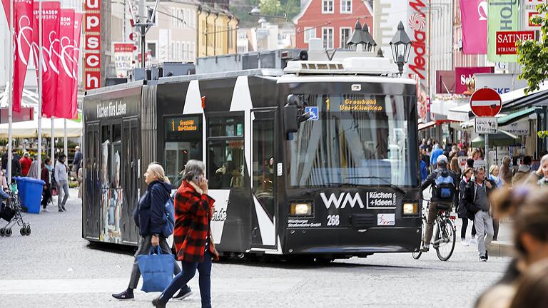 Zum August könnten sich die Fahrpreise für Busse und Straßenbahnen in Würzburg erhöhen. Noch ist aber nichts endgültig entschieden.