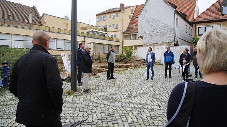 Bau- und Kulturausschuss besichtigten die Ausgrabungen an der Kulturforum-Baustelle am Martin-Luther-Platz.