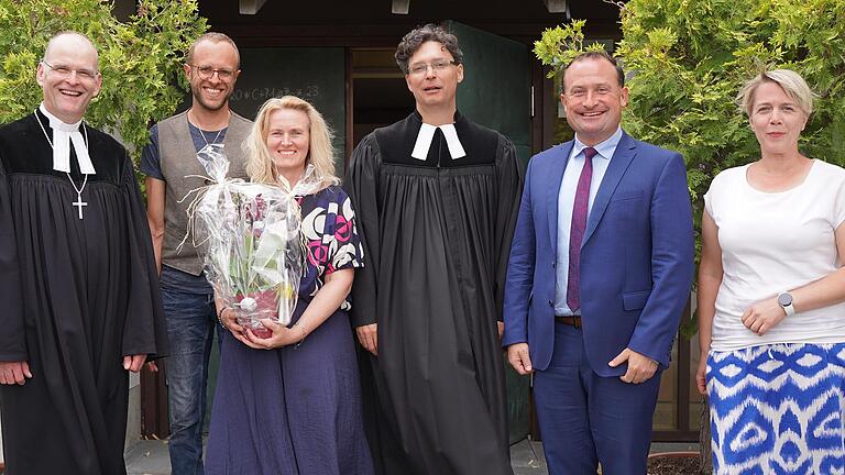 Abschied von Pfarrerfamilie Bauer: (von links) Dekan Oliver Bruckmann, Markus Zink vom Kirchenvorstand, Marion und Andreas Bauer, Grafenrheinfelds Bürgermeister Christian Keller und Bergrheinfelds Dritte Bürgermeisterin Friederike Weippert.