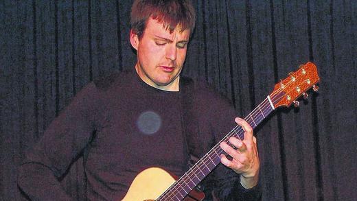 Vollblutmusiker: Fingerstyle-Gitarrist Dobson begeistert die Zuhörer im Bildhäuser Hof.