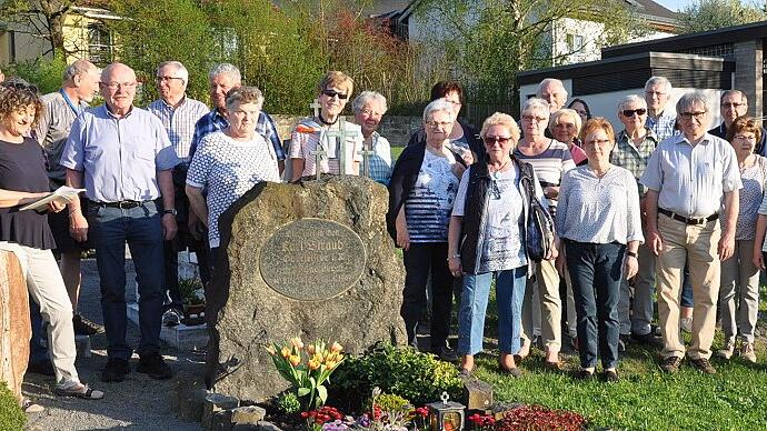 Rhönvater Karl Straub: Er liebte die Rhön wie kein anderer       -  (etz)   Am 21. April 1949 verstarb Rhönvater Karl Straub. Der Oberlehrer liebte die urwüchsige Rhön wie kein anderer. Seine Hingabe galt aber auch den Kindern. So entstanden unter seinem Wirken Jugendherbergen und auch das Würzburger Haus, das später seinen Namen erhielt. Jede Menge Rhönklub-Mitglieder aus Münnerstadt, Bad Neustadt und vom Rhönklub-Zweigverein Salz trafen sich auf dem Sälzer Friedhof am Grab von Straub (Bild). Ganz nach dem Motto &bdquo;Zieh an die Wanderschuhe&ldquo;, ging die Gedächtnisfeier auf einem Rundweg über drei Stationen: Nach dem Besuch am Grab ging der Weg zum Straub-Haus in der Mühlbacherstraße, in dem der Straub verstarb. Über den Lindenweg ging es zum Rhönklubheim in der Raiffeisenstraße, wo die Teilnehmer noch einen Dämmerschoppen genossen. Kulturwartin Christiane Schlereth las Gedichte über die Rhön und den Rhönvater. Aus dem neuesten Werk von Gemeindehistoriker Heinz Gauly erfuhren die Wanderfreunde einiges über das Leben und Wirken des Rhönfreundes. Auch ein gemeinsames &ldquo;Ich weiß basaltene Bergeshöhn&ldquo; erschallte, was Karl Straub sicherlich gefallen hätte.