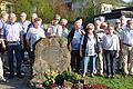 Rhönvater Karl Straub: Er liebte die Rhön wie kein anderer       -  (etz)   Am 21. April 1949 verstarb Rhönvater Karl Straub. Der Oberlehrer liebte die urwüchsige Rhön wie kein anderer. Seine Hingabe galt aber auch den Kindern. So entstanden unter seinem Wirken Jugendherbergen und auch das Würzburger Haus, das später seinen Namen erhielt. Jede Menge Rhönklub-Mitglieder aus Münnerstadt, Bad Neustadt und vom Rhönklub-Zweigverein Salz trafen sich auf dem Sälzer Friedhof am Grab von Straub (Bild). Ganz nach dem Motto &bdquo;Zieh an die Wanderschuhe&ldquo;, ging die Gedächtnisfeier auf einem Rundweg über drei Stationen: Nach dem Besuch am Grab ging der Weg zum Straub-Haus in der Mühlbacherstraße, in dem der Straub verstarb. Über den Lindenweg ging es zum Rhönklubheim in der Raiffeisenstraße, wo die Teilnehmer noch einen Dämmerschoppen genossen. Kulturwartin Christiane Schlereth las Gedichte über die Rhön und den Rhönvater. Aus dem neuesten Werk von Gemeindehistoriker Heinz Gauly erfuhren die Wanderfreunde einiges über das Leben und Wirken des Rhönfreundes. Auch ein gemeinsames &ldquo;Ich weiß basaltene Bergeshöhn&ldquo; erschallte, was Karl Straub sicherlich gefallen hätte.