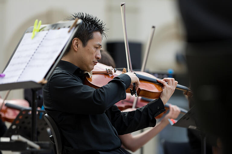 Das Philharmonische Orchester Würzburg spielte inspiriert.