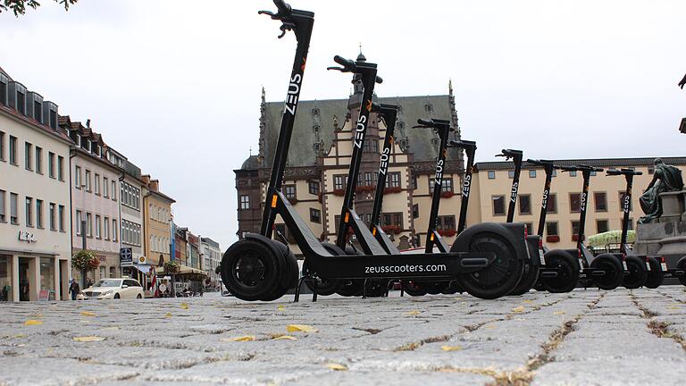 E-Scooter gibt es ab sofort auch in Schweinfurt. Allerdings stehen sie nur für das Pressebild auf dem Marktplatz, denn grundsätzlich dürfen sie in der Fußgängerzone nicht genutzt werden.